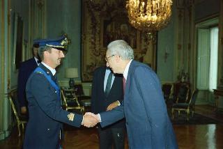 Il Presidente della Repubblica Francesco Cossiga riceve la visita del Tenente Colonnello Pilota Vincenzo Parma, nuovo comandante dell'aereo presidenziale