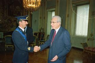 Il Presidente della Repubblica Francesco Cossiga riceve la visita del Tenente Colonnello Pilota Vincenzo Parma, nuovo comandante dell'aereo presidenziale