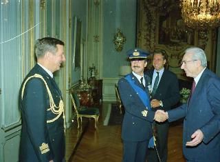 Il Presidente della Repubblica Francesco Cossiga riceve la visita del Tenente Colonnello Pilota Vincenzo Parma, nuovo comandante dell'aereo presidenziale