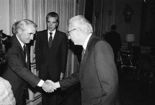 John F. Akers, presidente della IBM, con Ennio Presutti e Gustavo Vicentini, rispettivamente presidente e direttore dei servizi di marketing della IBM Italia