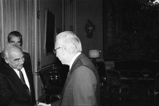 John F. Akers, presidente della IBM, con Ennio Presutti e Gustavo Vicentini, rispettivamente presidente e direttore dei servizi di marketing della IBM Italia