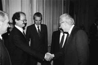 John F. Akers, presidente della IBM, con Ennio Presutti e Gustavo Vicentini, rispettivamente presidente e direttore dei servizi di marketing della IBM Italia