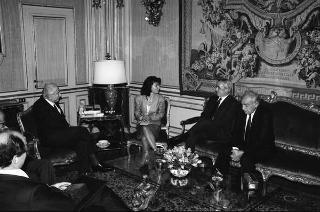 John F. Akers, presidente della IBM, con Ennio Presutti e Gustavo Vicentini, rispettivamente presidente e direttore dei servizi di marketing della IBM Italia