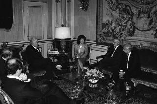 John F. Akers, presidente della IBM, con Ennio Presutti e Gustavo Vicentini, rispettivamente presidente e direttore dei servizi di marketing della IBM Italia