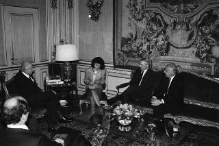 John F. Akers, presidente della IBM, con Ennio Presutti e Gustavo Vicentini, rispettivamente presidente e direttore dei servizi di marketing della IBM Italia