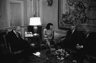 John F. Akers, presidente della IBM, con Ennio Presutti e Gustavo Vicentini, rispettivamente presidente e direttore dei servizi di marketing della IBM Italia
