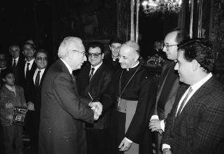 Il Presidente della Repubblica Francesco Cossiga riceve la visita Carmelo Ilardo, sindaco di Leonforte, con il vescovo di Nicosia, una rappresentanza della Pontificia Università Gregoriana e gli autori del volume "Luce nella solitudine"