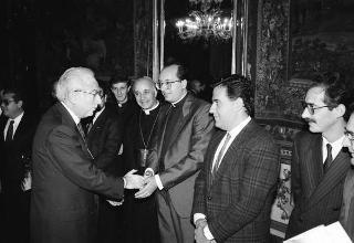 Il Presidente della Repubblica Francesco Cossiga riceve la visita Carmelo Ilardo, sindaco di Leonforte, con il vescovo di Nicosia, una rappresentanza della Pontificia Università Gregoriana e gli autori del volume "Luce nella solitudine"