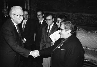 Il Presidente della Repubblica Francesco Cossiga riceve la visita Carmelo Ilardo, sindaco di Leonforte, con il vescovo di Nicosia, una rappresentanza della Pontificia Università Gregoriana e gli autori del volume "Luce nella solitudine"