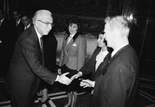 Il Presidente della Repubblica Francesco Cossiga riceve la visita Carmelo Ilardo, sindaco di Leonforte, con il vescovo di Nicosia, una rappresentanza della Pontificia Università Gregoriana e gli autori del volume "Luce nella solitudine"