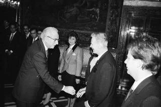 Il Presidente della Repubblica Francesco Cossiga riceve la visita Carmelo Ilardo, sindaco di Leonforte, con il vescovo di Nicosia, una rappresentanza della Pontificia Università Gregoriana e gli autori del volume "Luce nella solitudine"
