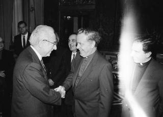 Il Presidente della Repubblica Francesco Cossiga riceve la visita Carmelo Ilardo, sindaco di Leonforte, con il vescovo di Nicosia, una rappresentanza della Pontificia Università Gregoriana e gli autori del volume "Luce nella solitudine"