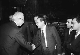Il Presidente della Repubblica Francesco Cossiga riceve la visita Carmelo Ilardo, sindaco di Leonforte, con il vescovo di Nicosia, una rappresentanza della Pontificia Università Gregoriana e gli autori del volume "Luce nella solitudine"