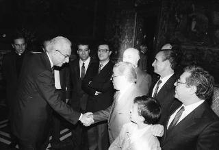 Il Presidente della Repubblica Francesco Cossiga riceve la visita Carmelo Ilardo, sindaco di Leonforte, con il vescovo di Nicosia, una rappresentanza della Pontificia Università Gregoriana e gli autori del volume "Luce nella solitudine"