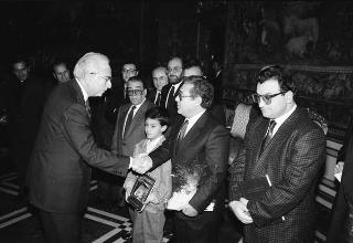 Il Presidente della Repubblica Francesco Cossiga riceve la visita Carmelo Ilardo, sindaco di Leonforte, con il vescovo di Nicosia, una rappresentanza della Pontificia Università Gregoriana e gli autori del volume "Luce nella solitudine"