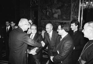 Il Presidente della Repubblica Francesco Cossiga riceve la visita Carmelo Ilardo, sindaco di Leonforte, con il vescovo di Nicosia, una rappresentanza della Pontificia Università Gregoriana e gli autori del volume "Luce nella solitudine"