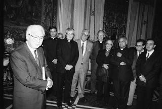 Il Presidente della Repubblica Francesco Cossiga riceve la visita Carmelo Ilardo, sindaco di Leonforte, con il vescovo di Nicosia, una rappresentanza della Pontificia Università Gregoriana e gli autori del volume "Luce nella solitudine"