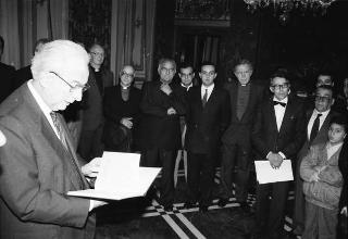 Il Presidente della Repubblica Francesco Cossiga riceve la visita Carmelo Ilardo, sindaco di Leonforte, con il vescovo di Nicosia, una rappresentanza della Pontificia Università Gregoriana e gli autori del volume "Luce nella solitudine"