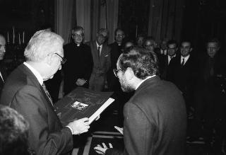 Il Presidente della Repubblica Francesco Cossiga riceve la visita Carmelo Ilardo, sindaco di Leonforte, con il vescovo di Nicosia, una rappresentanza della Pontificia Università Gregoriana e gli autori del volume "Luce nella solitudine"