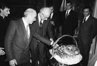 Il Presidente della Repubblica Francesco Cossiga riceve la visita Carmelo Ilardo, sindaco di Leonforte, con il vescovo di Nicosia, una rappresentanza della Pontificia Università Gregoriana e gli autori del volume "Luce nella solitudine"