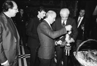 Il Presidente della Repubblica Francesco Cossiga riceve la visita Carmelo Ilardo, sindaco di Leonforte, con il vescovo di Nicosia, una rappresentanza della Pontificia Università Gregoriana e gli autori del volume "Luce nella solitudine"