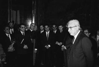 Il Presidente della Repubblica Francesco Cossiga riceve la visita Carmelo Ilardo, sindaco di Leonforte, con il vescovo di Nicosia, una rappresentanza della Pontificia Università Gregoriana e gli autori del volume "Luce nella solitudine"