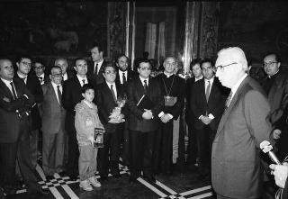 Il Presidente della Repubblica Francesco Cossiga riceve la visita Carmelo Ilardo, sindaco di Leonforte, con il vescovo di Nicosia, una rappresentanza della Pontificia Università Gregoriana e gli autori del volume "Luce nella solitudine"
