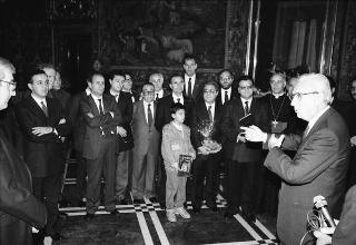 Il Presidente della Repubblica Francesco Cossiga riceve la visita Carmelo Ilardo, sindaco di Leonforte, con il vescovo di Nicosia, una rappresentanza della Pontificia Università Gregoriana e gli autori del volume "Luce nella solitudine"