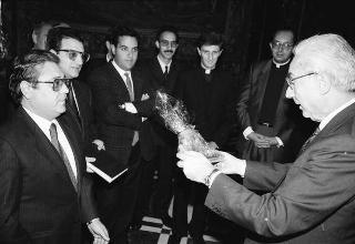 Il Presidente della Repubblica Francesco Cossiga riceve la visita Carmelo Ilardo, sindaco di Leonforte, con il vescovo di Nicosia, una rappresentanza della Pontificia Università Gregoriana e gli autori del volume "Luce nella solitudine"