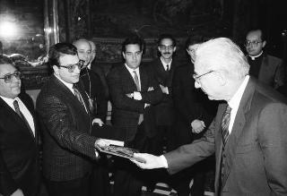 Il Presidente della Repubblica Francesco Cossiga riceve la visita Carmelo Ilardo, sindaco di Leonforte, con il vescovo di Nicosia, una rappresentanza della Pontificia Università Gregoriana e gli autori del volume "Luce nella solitudine"