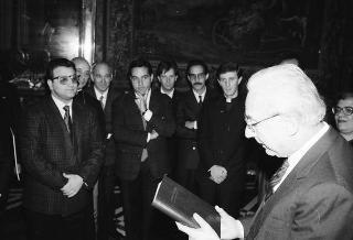 Il Presidente della Repubblica Francesco Cossiga riceve la visita Carmelo Ilardo, sindaco di Leonforte, con il vescovo di Nicosia, una rappresentanza della Pontificia Università Gregoriana e gli autori del volume "Luce nella solitudine"