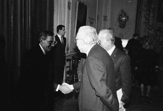 Il Presidente della Repubblica Francesco Cossiga incontra Ruggero Puletti, presidente della Fondazione "Vittoriale degli italiani", con esponenti della Fondazione, delle Associazioni fiumane e del "Comitato nazionale per l'edizione critica dell'opera di Gabriele D'Annunzio"
