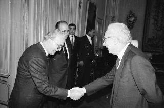 Il Presidente della Repubblica Francesco Cossiga incontra Ruggero Puletti, presidente della Fondazione "Vittoriale degli italiani", con esponenti della Fondazione, delle Associazioni fiumane e del "Comitato nazionale per l'edizione critica dell'opera di Gabriele D'Annunzio"