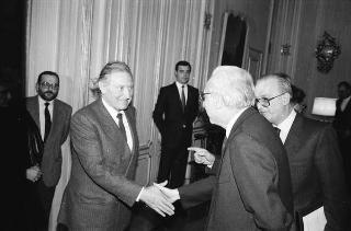 Il Presidente della Repubblica Francesco Cossiga incontra Ruggero Puletti, presidente della Fondazione "Vittoriale degli italiani", con esponenti della Fondazione, delle Associazioni fiumane e del "Comitato nazionale per l'edizione critica dell'opera di Gabriele D'Annunzio"
