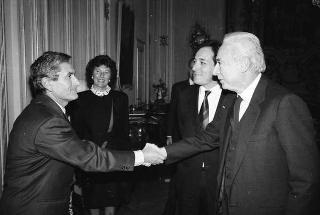 Il Presidente della Repubblica Francesco Cossiga riceve in udienza Enzo Cardi, direttore della Scuola superiore della pubblica amministrazione, con alcuni esponenti della Scuola, per presentare l'opera realizzata in occasione del bicentenario della Rivoluzione francese