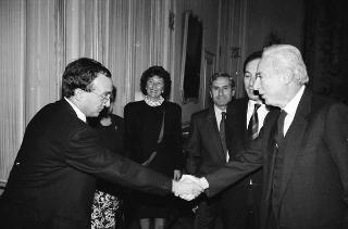 Il Presidente della Repubblica Francesco Cossiga riceve in udienza Enzo Cardi, direttore della Scuola superiore della pubblica amministrazione, con alcuni esponenti della Scuola, per presentare l'opera realizzata in occasione del bicentenario della Rivoluzione francese
