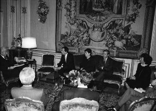 Il Presidente della Repubblica Francesco Cossiga riceve in udienza Enzo Cardi, direttore della Scuola superiore della pubblica amministrazione, con alcuni esponenti della Scuola, per presentare l'opera realizzata in occasione del bicentenario della Rivoluzione francese