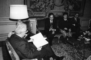 Il Presidente della Repubblica Francesco Cossiga riceve in udienza Enzo Cardi, direttore della Scuola superiore della pubblica amministrazione, con alcuni esponenti della Scuola, per presentare l'opera realizzata in occasione del bicentenario della Rivoluzione francese