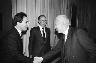 Il Presidente della Repubblica Francesco Cossiga riceve in udienza Enzo Cardi, direttore della Scuola superiore della pubblica amministrazione, con alcuni esponenti della Scuola, per presentare l'opera realizzata in occasione del bicentenario della Rivoluzione francese
