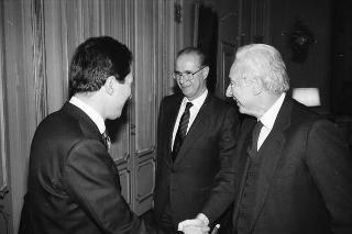 Il Presidente della Repubblica Francesco Cossiga riceve in udienza Enzo Cardi, direttore della Scuola superiore della pubblica amministrazione, con alcuni esponenti della Scuola, per presentare l'opera realizzata in occasione del bicentenario della Rivoluzione francese