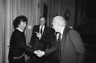 Il Presidente della Repubblica Francesco Cossiga riceve in udienza Enzo Cardi, direttore della Scuola superiore della pubblica amministrazione, con alcuni esponenti della Scuola, per presentare l'opera realizzata in occasione del bicentenario della Rivoluzione francese