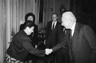 Il Presidente della Repubblica Francesco Cossiga riceve in udienza Enzo Cardi, direttore della Scuola superiore della pubblica amministrazione, con alcuni esponenti della Scuola, per presentare l'opera realizzata in occasione del bicentenario della Rivoluzione francese
