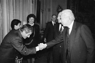 Il Presidente della Repubblica Francesco Cossiga riceve in udienza Enzo Cardi, direttore della Scuola superiore della pubblica amministrazione, con alcuni esponenti della Scuola, per presentare l'opera realizzata in occasione del bicentenario della Rivoluzione francese