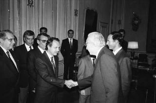 Il Presidente della Repubblica Francesco Cossiga incontra Mario Floris, presidente della Giunta regionale della Sardegna, con i componenti della Giunta
