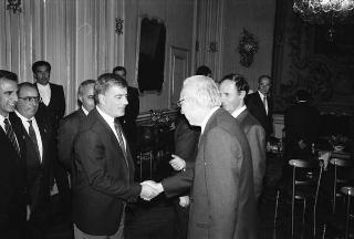 Il Presidente della Repubblica Francesco Cossiga incontra Mario Floris, presidente della Giunta regionale della Sardegna, con i componenti della Giunta