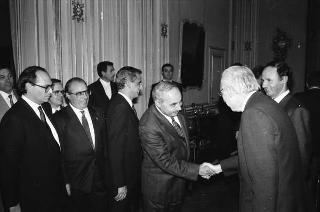 Il Presidente della Repubblica Francesco Cossiga incontra Mario Floris, presidente della Giunta regionale della Sardegna, con i componenti della Giunta