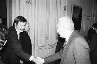 Il Presidente della Repubblica Francesco Cossiga riceve in udienza Lino Bosio, presidente dell'Arciconfraternita dei Bergamaschi, con gli esponenti del sodalizio, in occasione del 450° anniversario di fondazione dell'Arciconfraternita