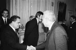 Il Presidente della Repubblica Francesco Cossiga riceve in udienza Lino Bosio, presidente dell'Arciconfraternita dei Bergamaschi, con gli esponenti del sodalizio, in occasione del 450° anniversario di fondazione dell'Arciconfraternita