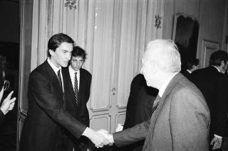 Il Presidente della Repubblica Francesco Cossiga riceve in udienza Lino Bosio, presidente dell'Arciconfraternita dei Bergamaschi, con gli esponenti del sodalizio, in occasione del 450° anniversario di fondazione dell'Arciconfraternita