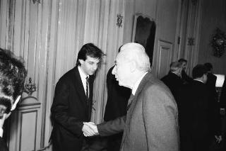 Il Presidente della Repubblica Francesco Cossiga riceve in udienza Lino Bosio, presidente dell'Arciconfraternita dei Bergamaschi, con gli esponenti del sodalizio, in occasione del 450° anniversario di fondazione dell'Arciconfraternita